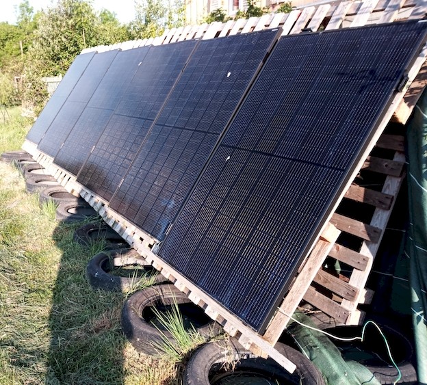 Installation solaire sur support en palettes de récupération